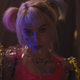 Imagen para el artículo titulado El primer adelanto de lo nuevo de DC, Birds of Prey, parece el anuncio de una discoteca en Ibiza